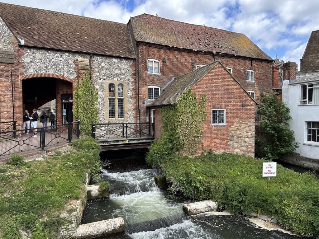 Salisbury, U.K. met water onder Bishops Mill