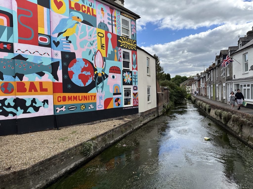Salisbury, U.K., de Avon rivier met een huis met graffiti