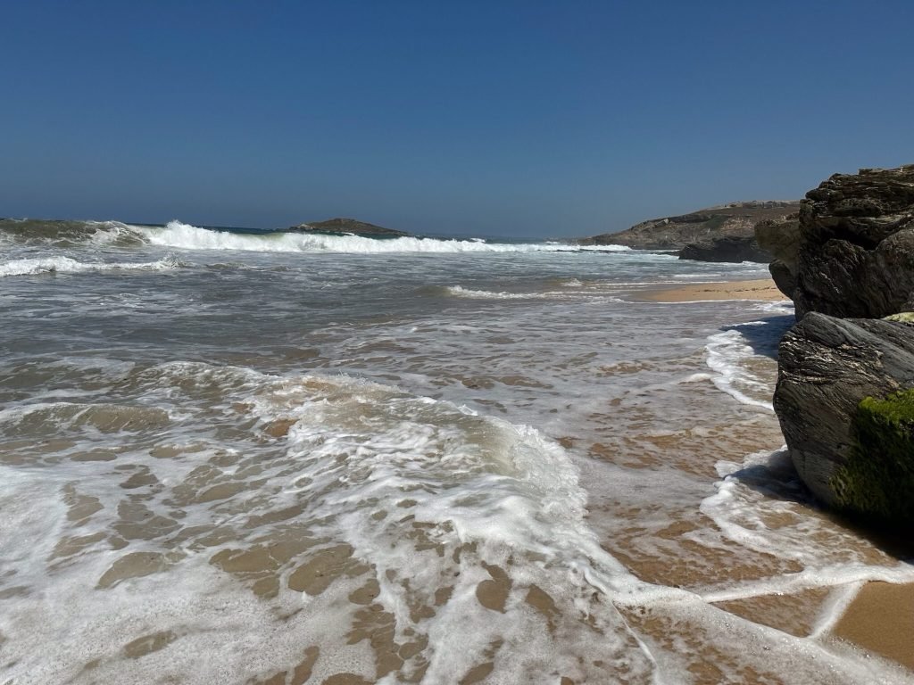 Strand van vorige foto, overspoeld door opkomende vloed