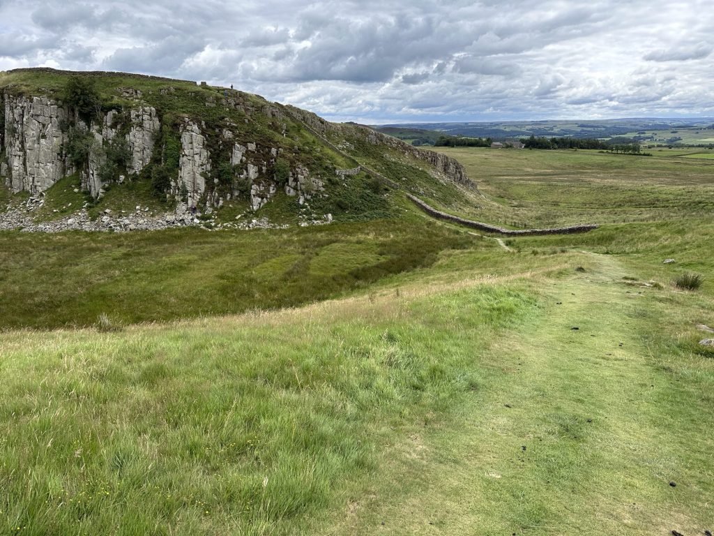 Steile rotsen met Hadrian’s Wall. 