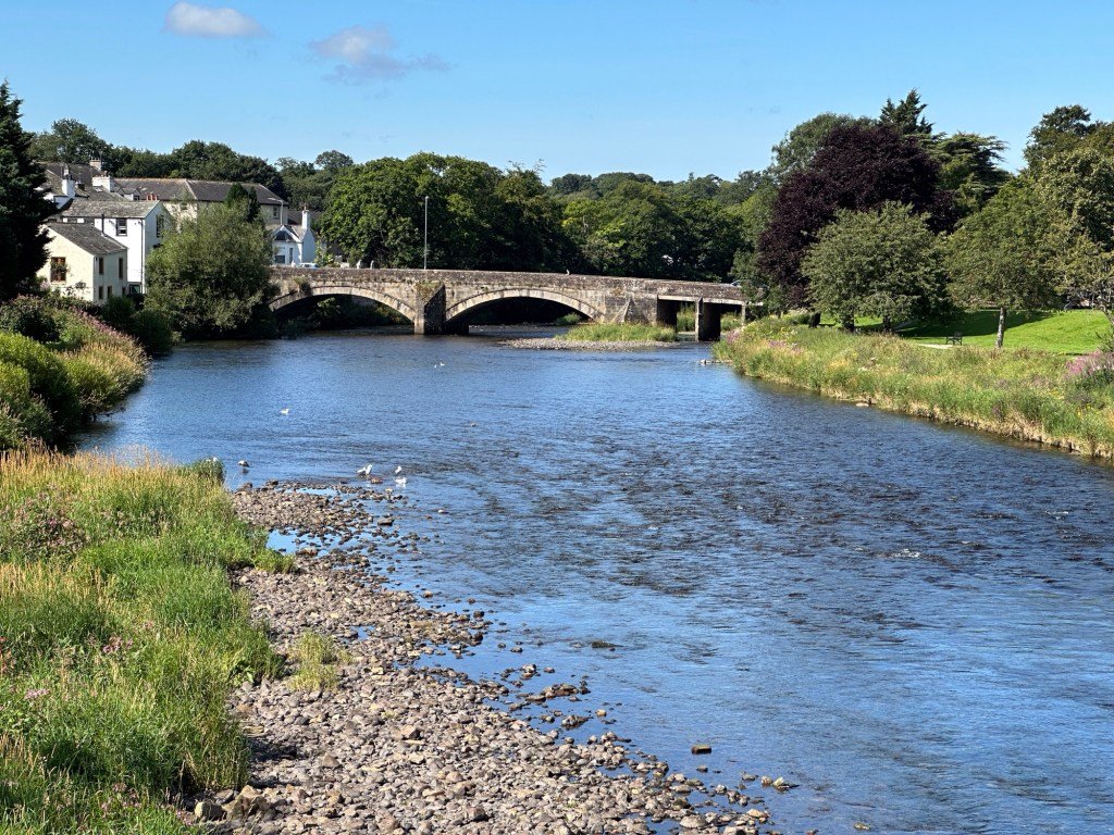 Derwent rivier met boogbrug. 