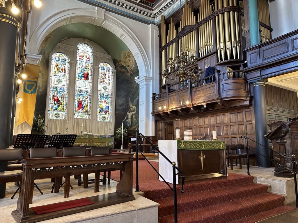 Kerk-interieur: orgel en glasramen. 