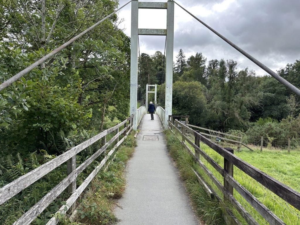 Smalle voetgangersbrug over rivier.  