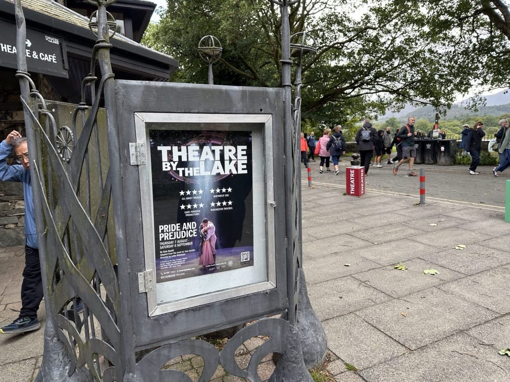 Theateringang met veel glas. 