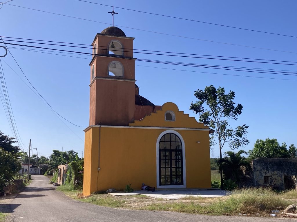 Okergeel, alleenstaand kerkje langs de route 180 naar Espita. 
