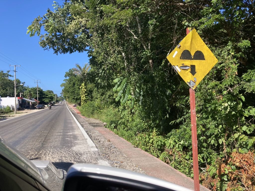 Weg met verkeersbord voor dubbele Tope. 