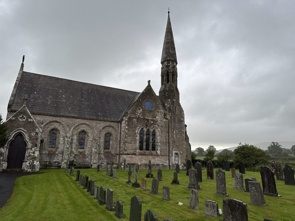 Grijze kapel van Bassenthwaite in de regen.