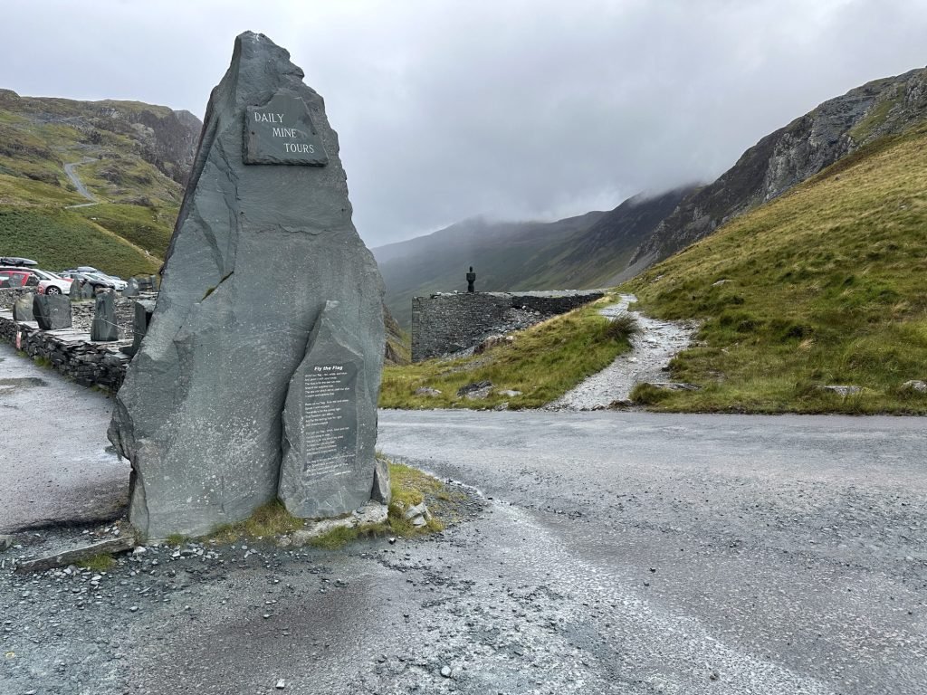 Grote leisteen links in berglandschap.
