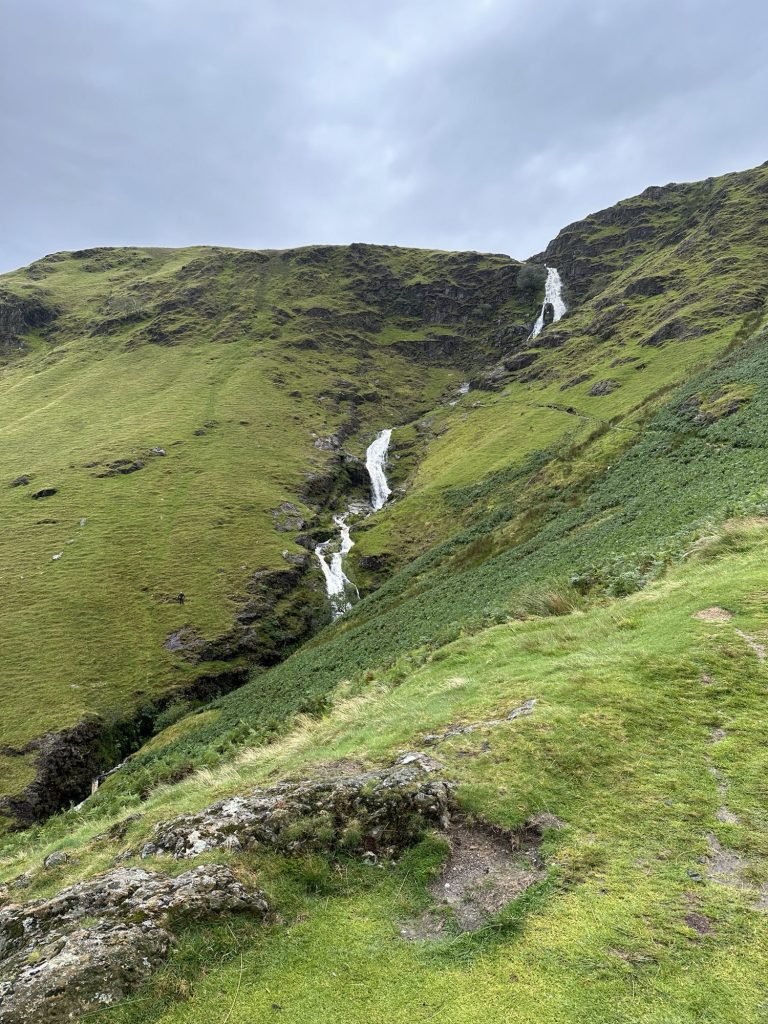 Waterval op groene helling.
