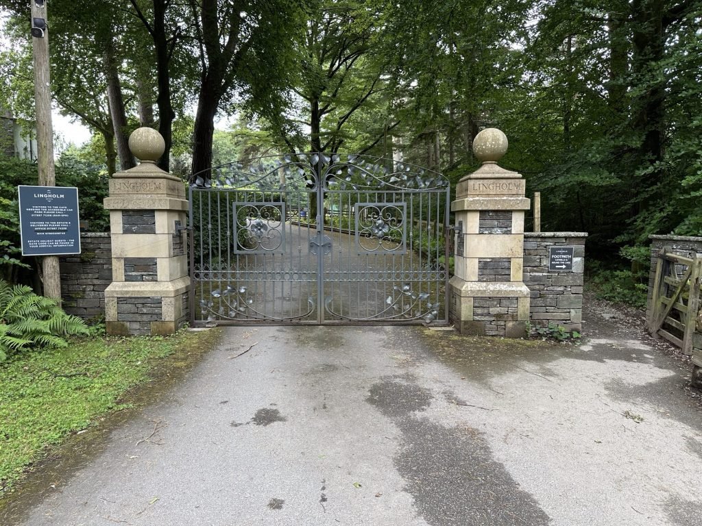 Ingangshek van Lingholm. 