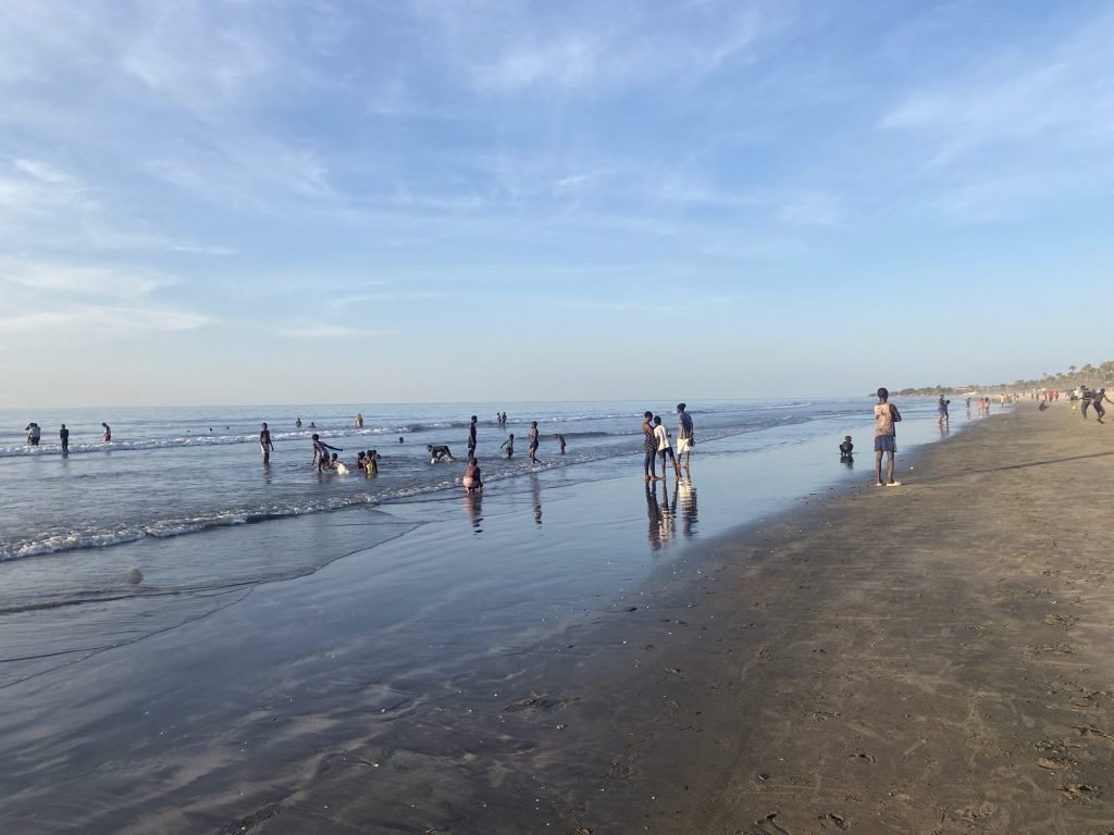 Strand in Gambia met mensen