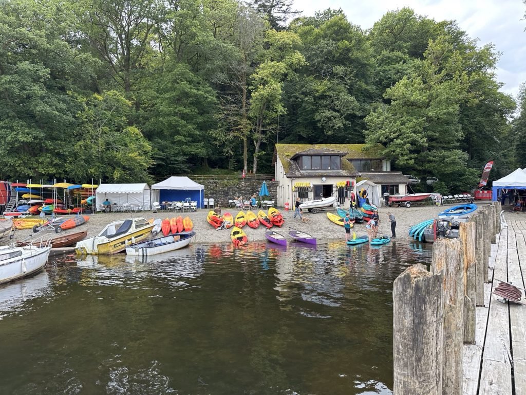 Veelkleurige kayaks in haventje. 