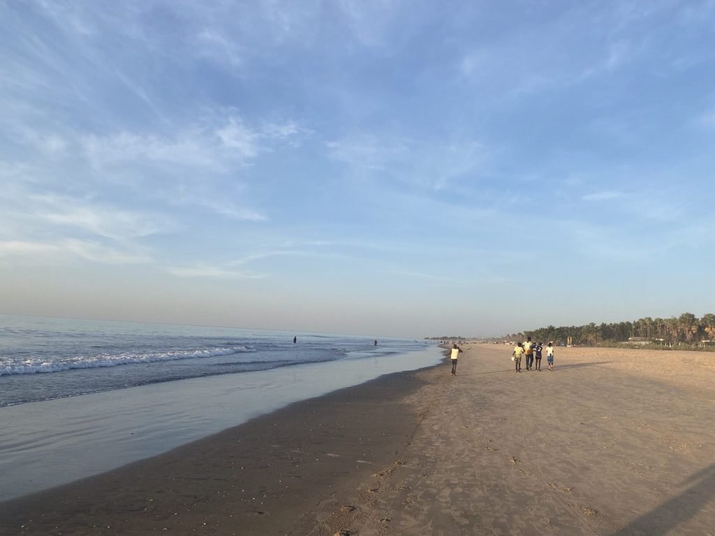 Strand in Gambia met wolkenstrepen