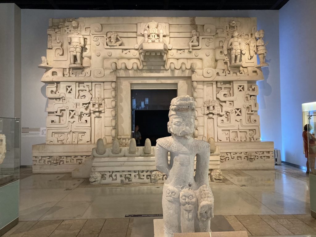 Reproductie van een deel van de Maya-voorgevel van de piramide van Ek’Balam. 