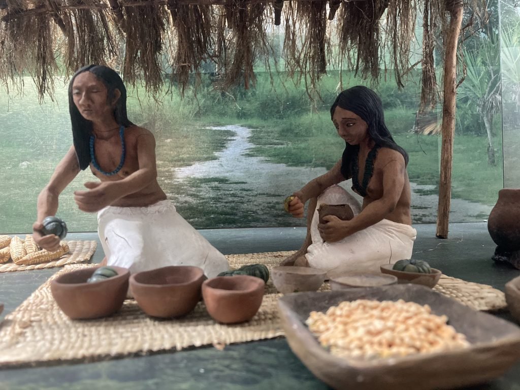 Twee bruine vrouwelijke Maya kleifiguurtjes.