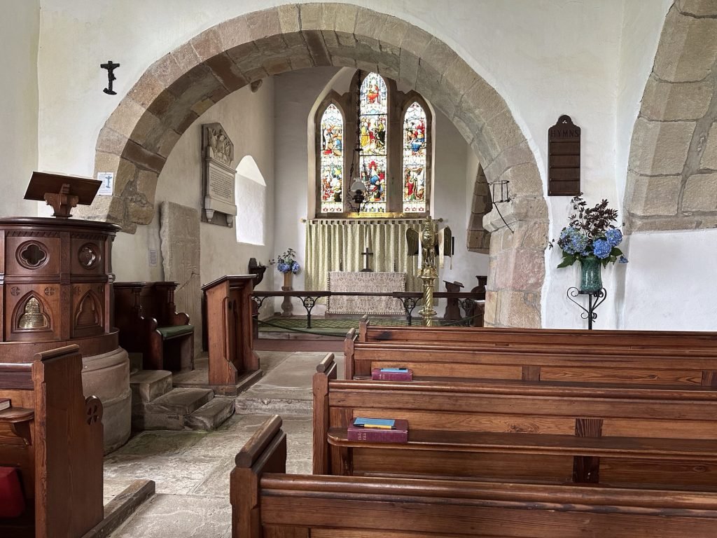 Kerkinterieur, glasraam, banken van Saint-Bega. 