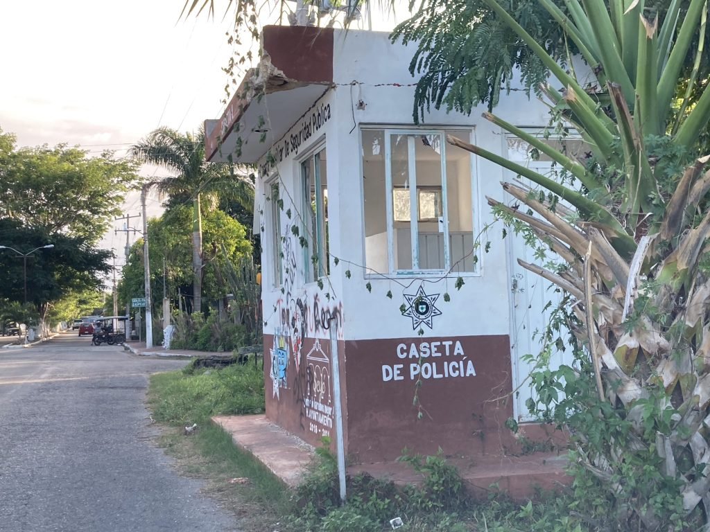 Verlaten en vervallen politie controlepost in Yucatán. 