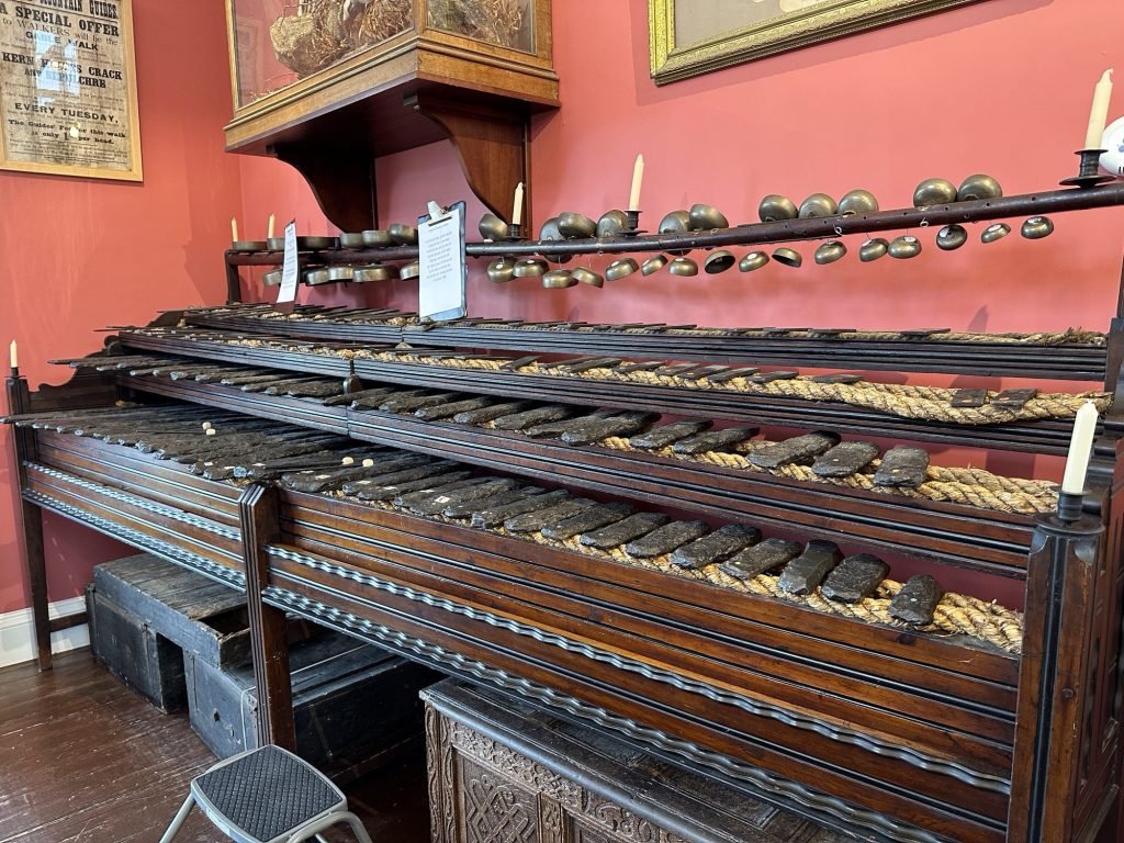 SooRt grote piano met leisteenblokken. 