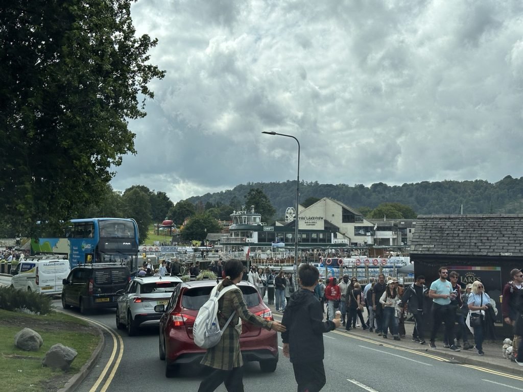 Auto’s en veel mensen aan Windermere aanlegsteigers. 