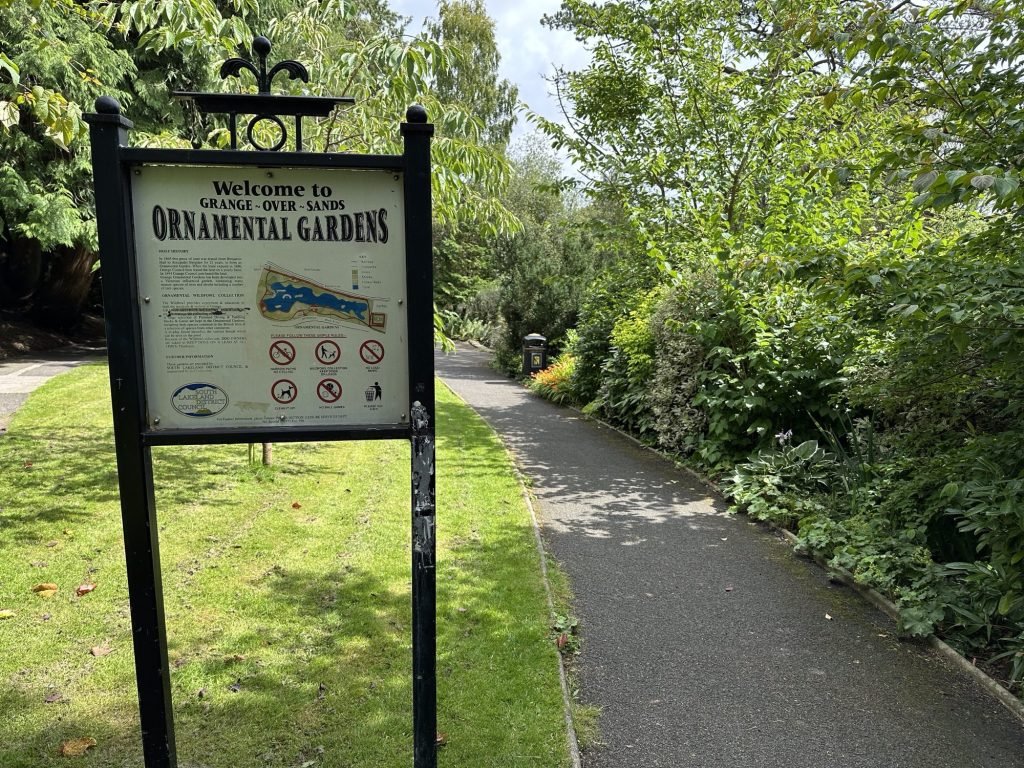 Parkje met bord “Ornamental Gardens”. 