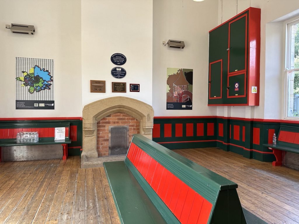 Rood-wit-zwart interieur van treinstation. 