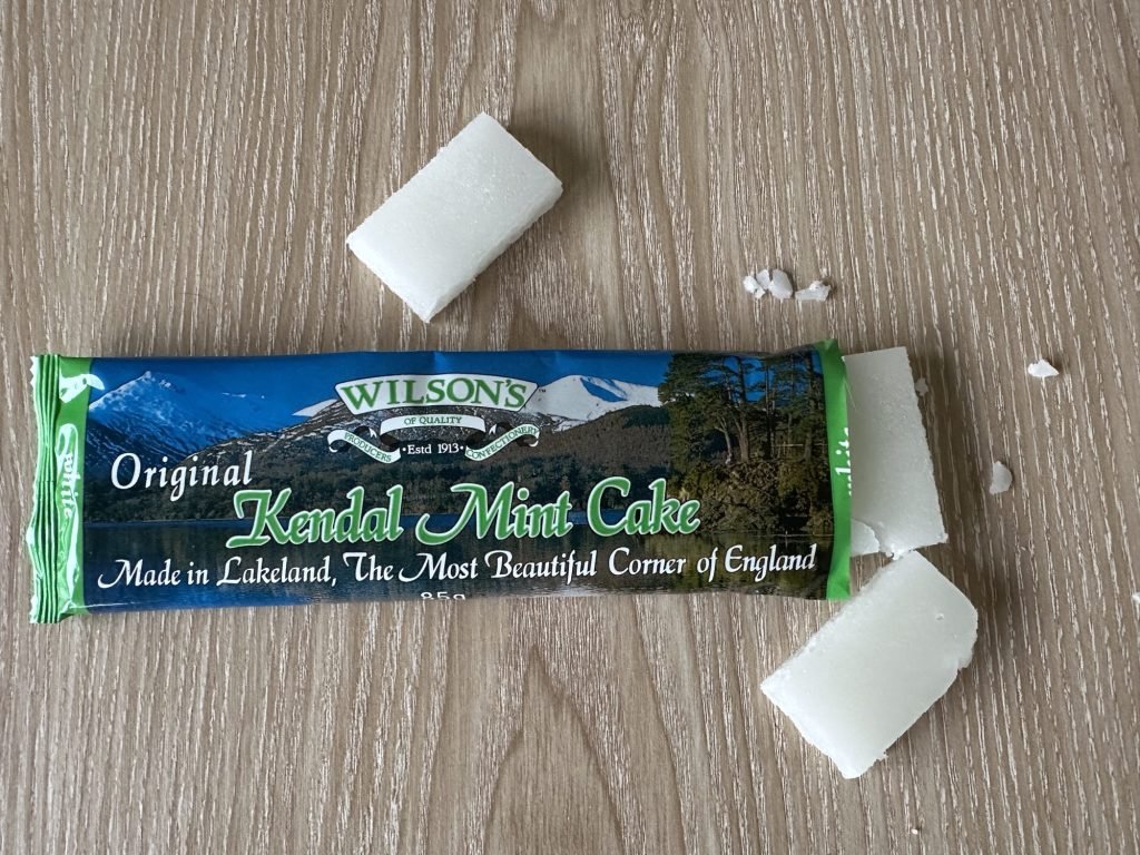 Blauw-zwarte wikkel van Kendal Mint Cake. 