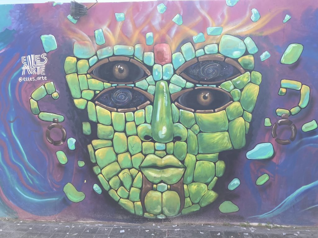 Grafitti in Playa del Carmen, Maya Riviera: groot, groen masker. 