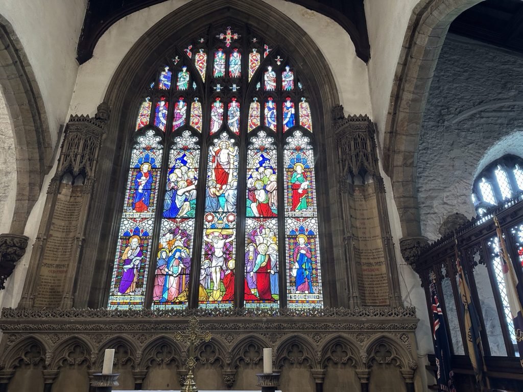 Glasramen in kerk. 
