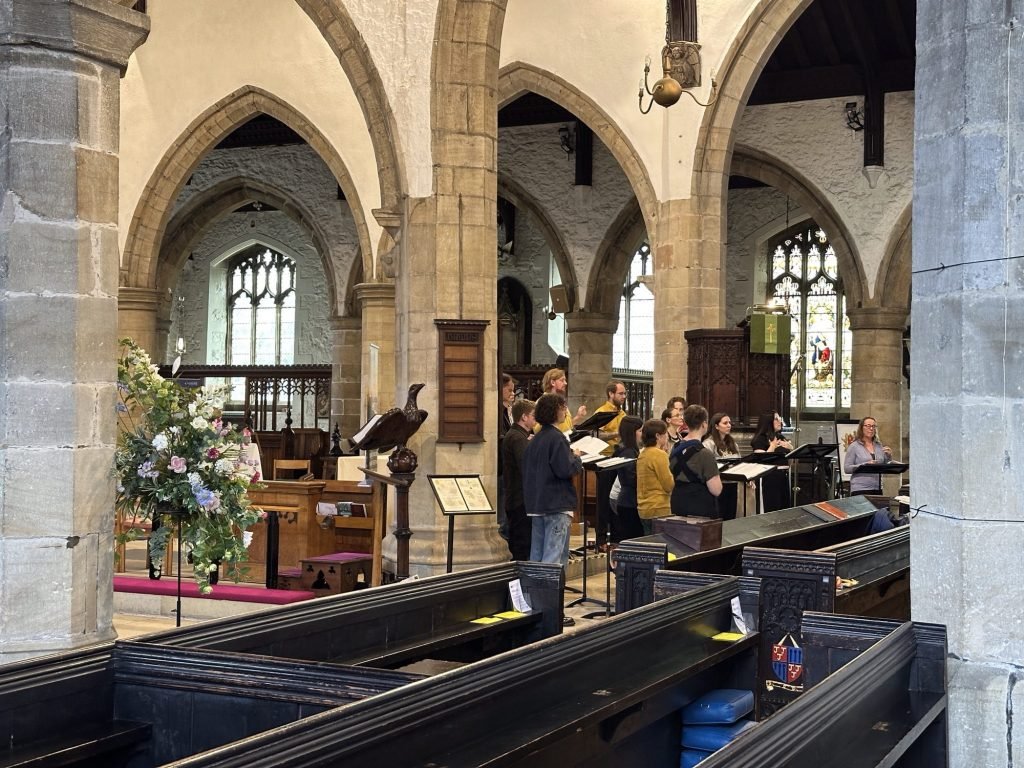Repeterend zangkoor in kerk. 