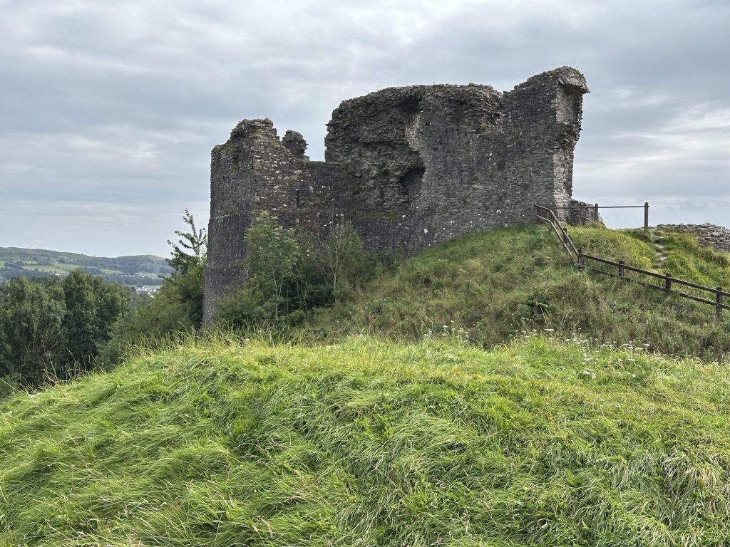 Kasteelruïne in het groen. 