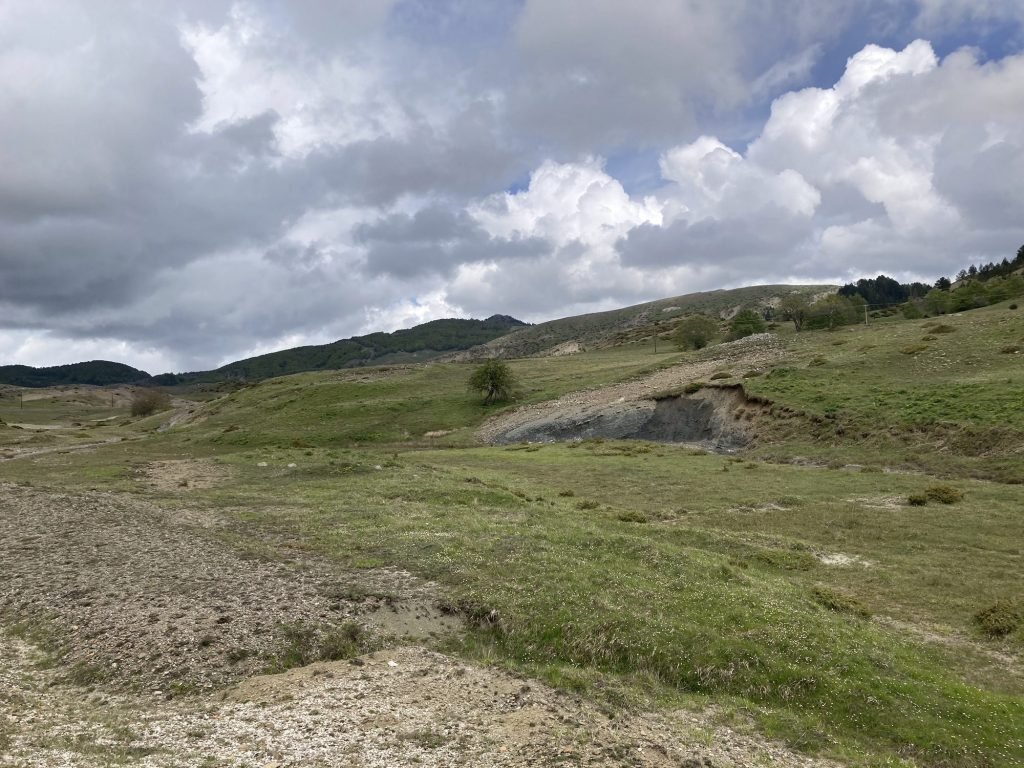 Groene hoogvlakte zonder bomen in Pindos, Centraal Griekenland