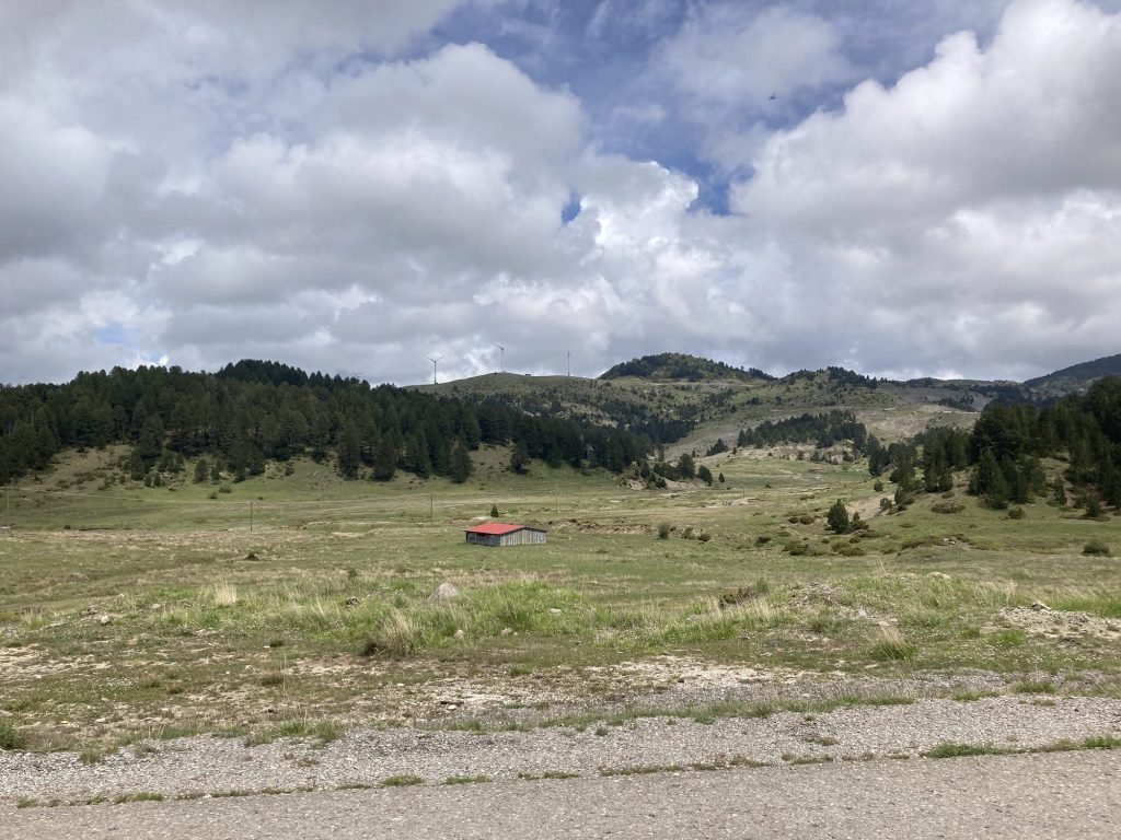 Plateau van Pindos, Centraal Griekenland met naaldwoud op heuvels in de achtergrond