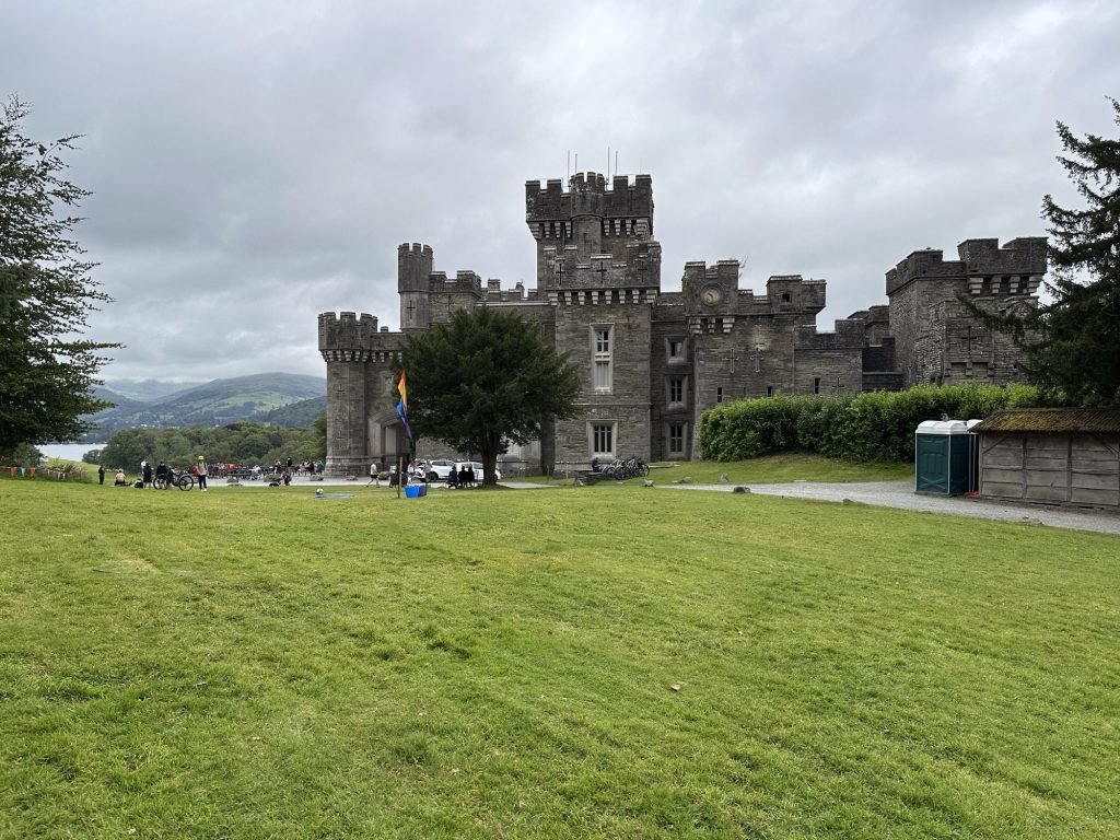 Grasveld met Wray Castle op achtergrond.