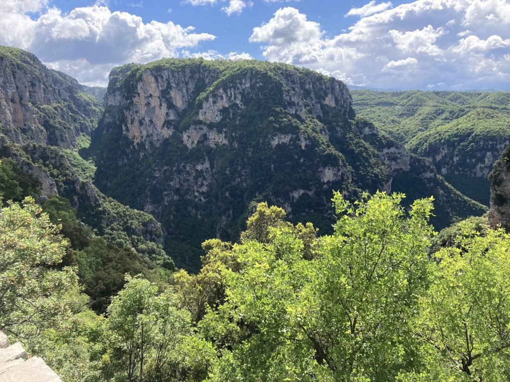 Grote vertikale rots in de Vikos-kloof, Centraal Griekenland