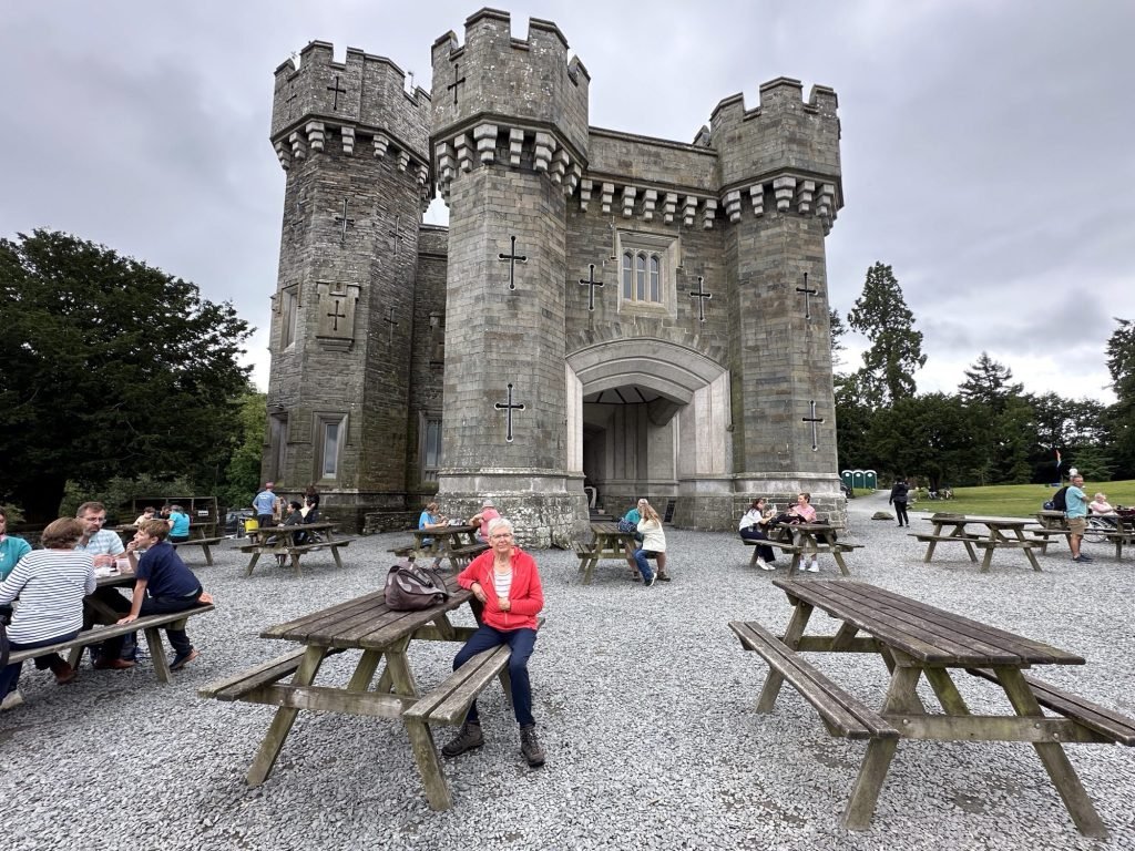 Wray Castle met drie hoektorens met kantelen zichtbaar.