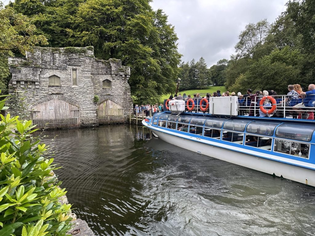 Aankomst van veerboot aan boothuis.