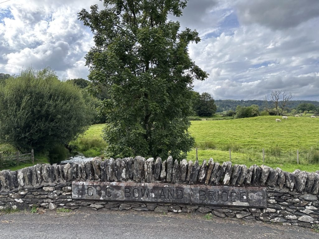 Stenen muurtje op Bowland Bridge.