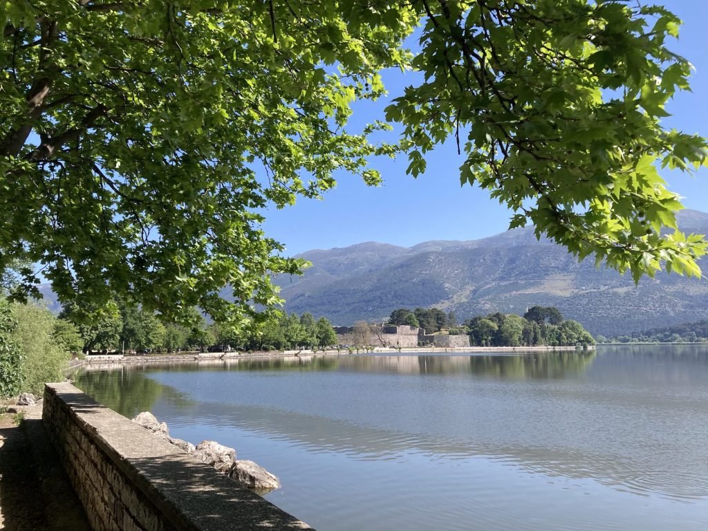 Meer, bergen op achtergrond, groen op voorgrond in Ioannina, Centraal Griekenland