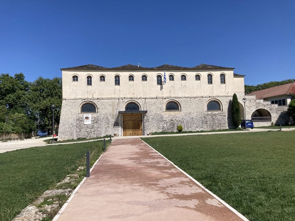 Soufari Sarai - groot en statig wit gebouw - Ioannina, Centraal Griekenland