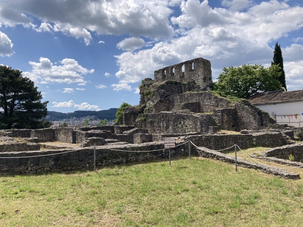 Ruïne in het groen met blauwe lucht en wolken in Ioannina, Centraal Griekenland