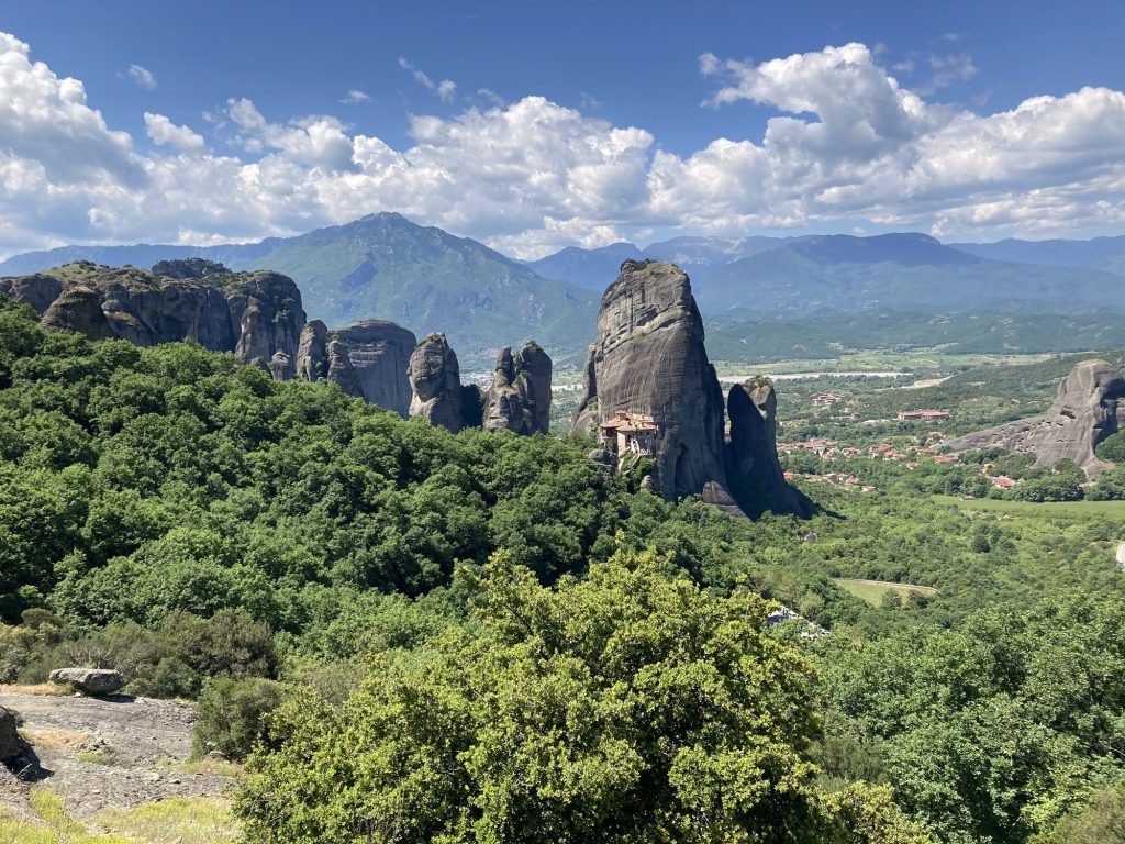 Vergezicht op de rotsen Meteora, Centraal Griekenland met gebergte in achtergrond