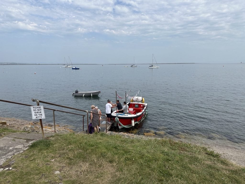 Rode overzetboot meert aan op eiland.
