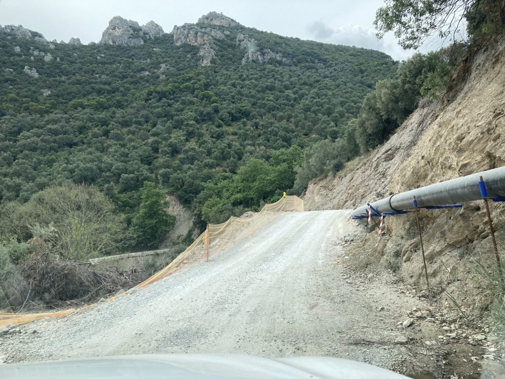 Bochtige grindweg in groene bergen in Drakea, Pelion, Centraal Griekenland