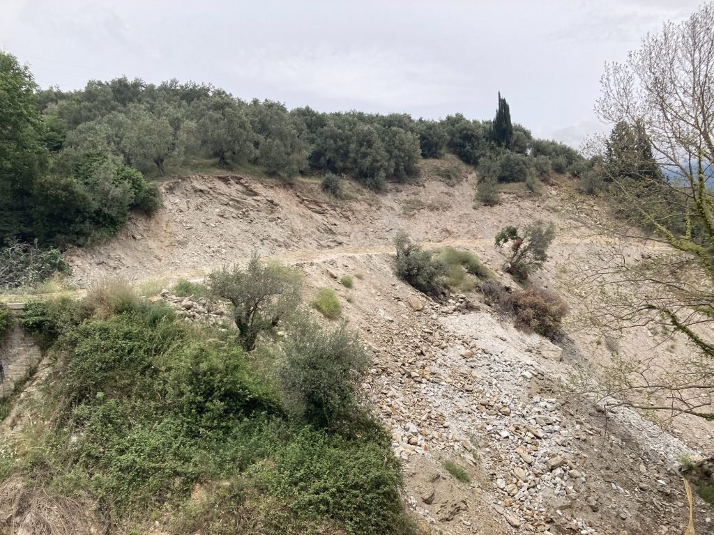 Deels weg gespoelde grindweg in Drakea, Pelion, Centraal Griekenland