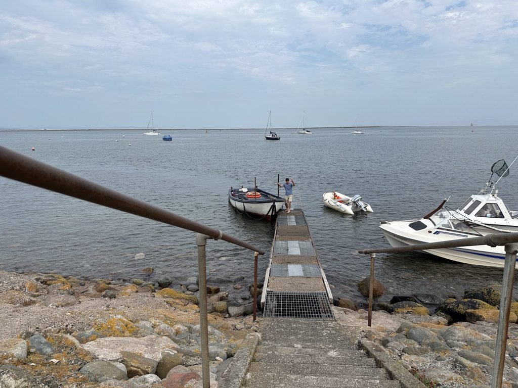 Aanlegsteiger met drie bootjes.