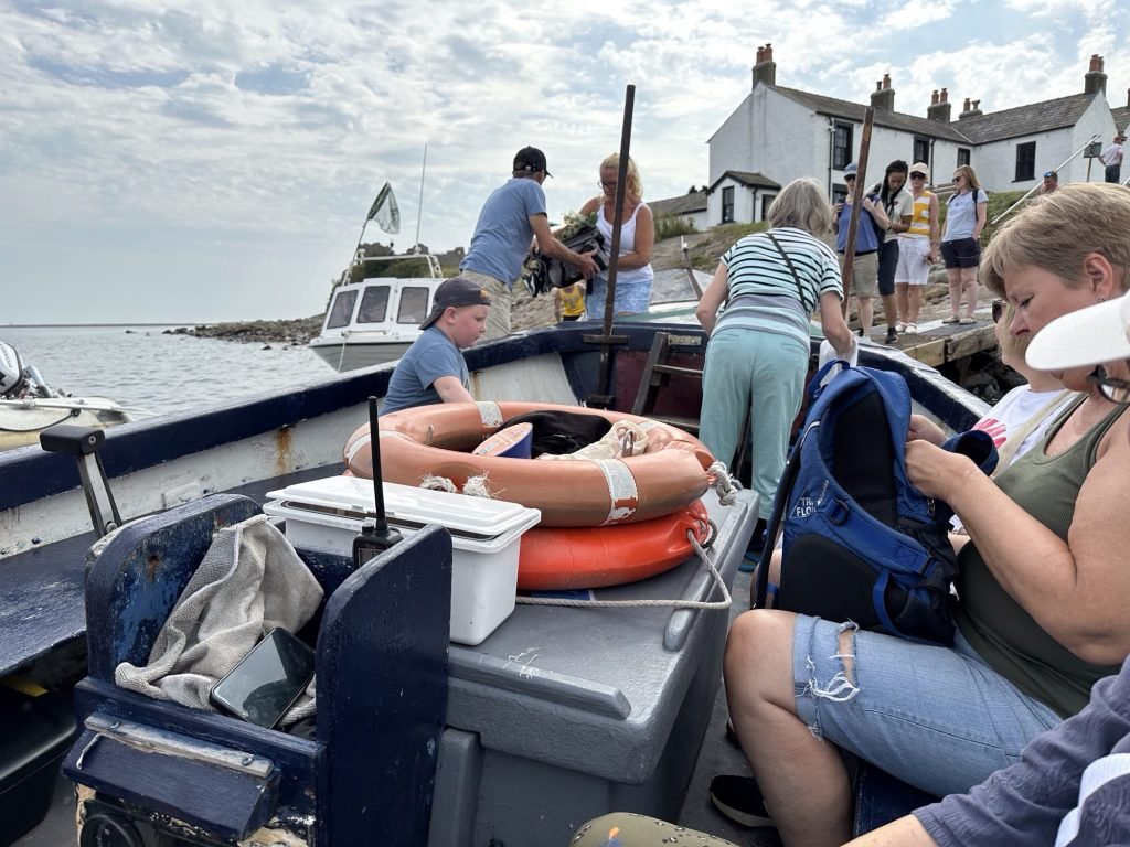 Toeristen op gammel bootje.