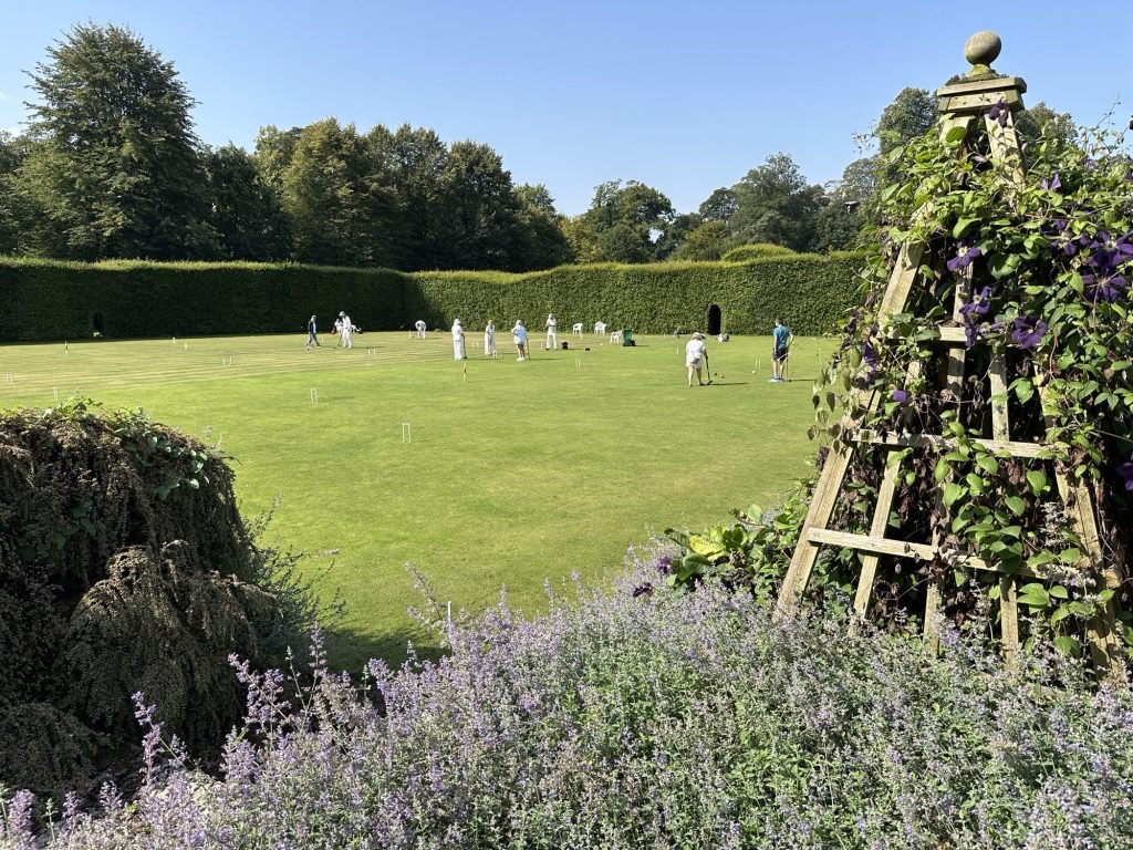 Croquet veld met tiental spelers. 