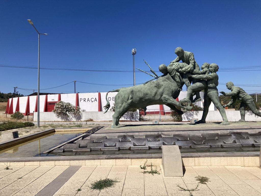 Standbeeld van stieren met stierenvechters voor de arena van Miradouro Alqueva