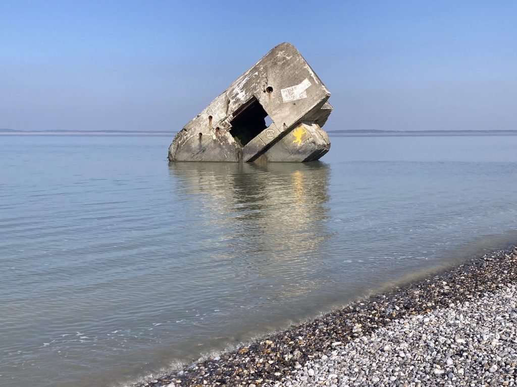 Close-up van bunker (“Blockhaus”) in de zee bij vloed