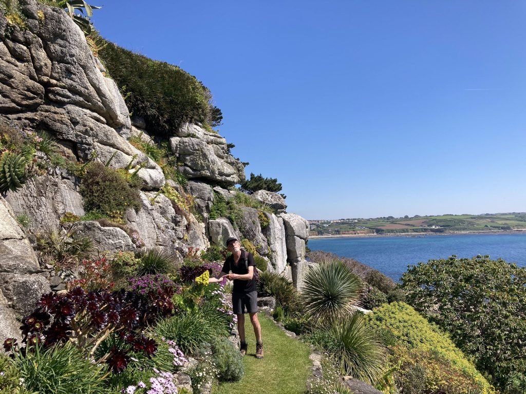 Rotstuin van Saint Michaels Mount met zee en falaise